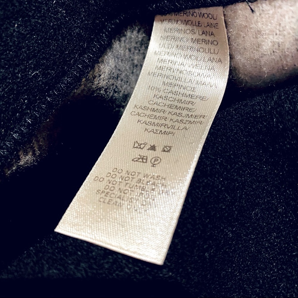 BURBERRY LONDON HELENE REVERSIBLE 2 POCKETS SCARF / WRAP. - Picture 9 of 9